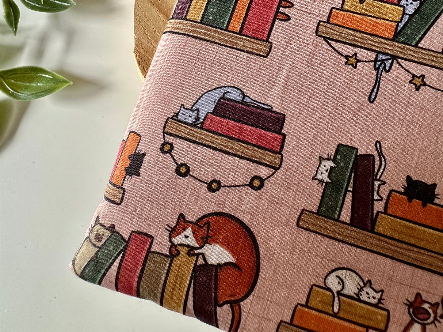 Cats in the Library Housse de Livre (Design personnel)