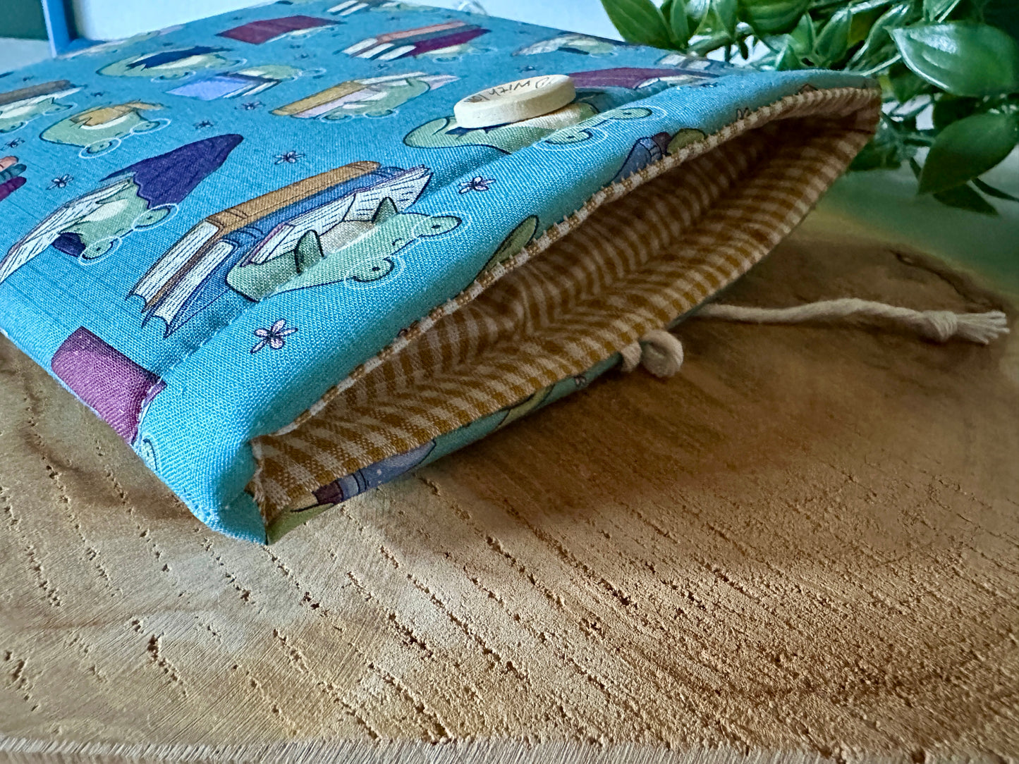Froggie & Books E-Reader Sleeve (Own Design)
