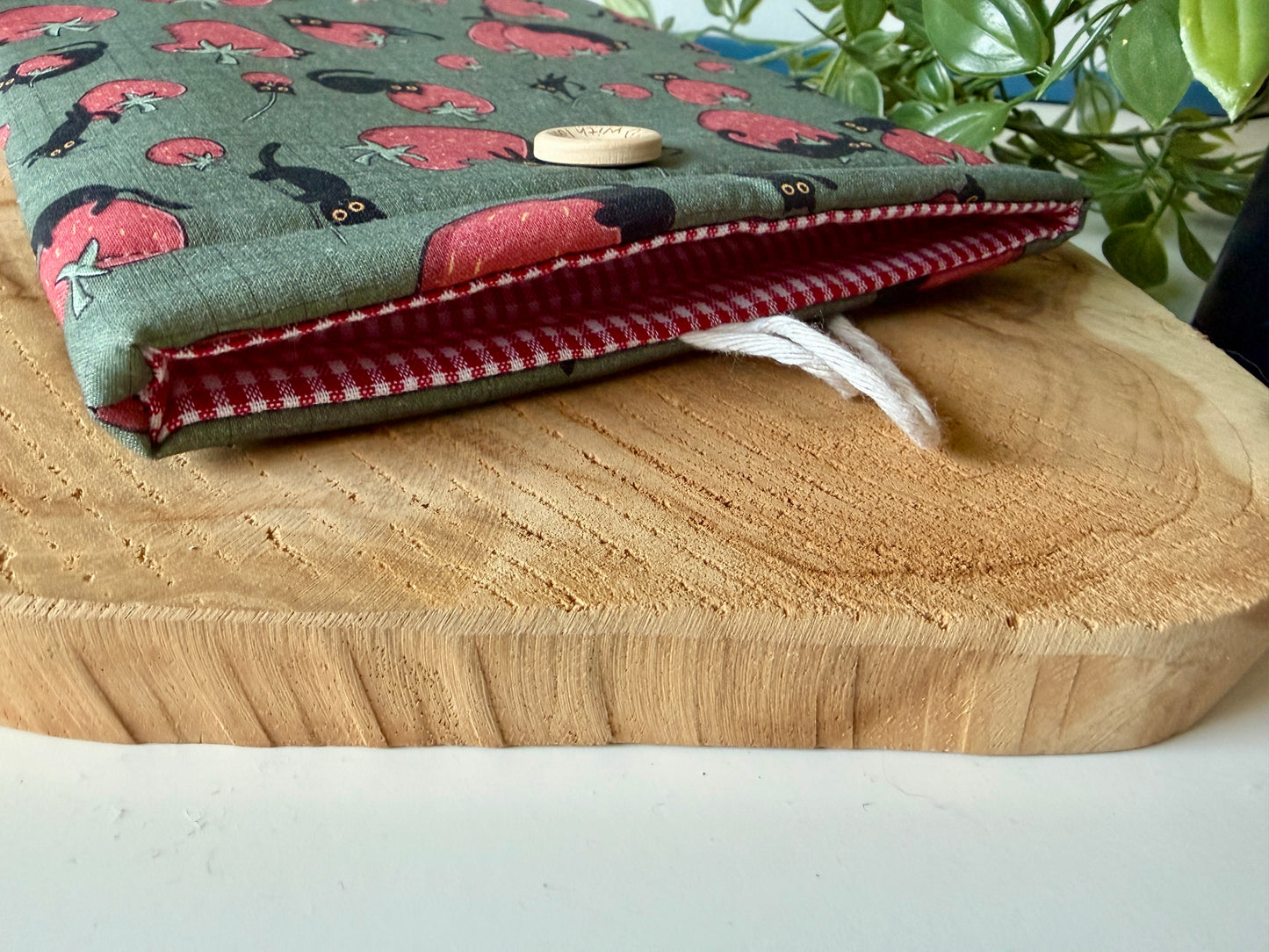 Black Cats & Strawberries E-Reader Hülle (Eigenes Design)