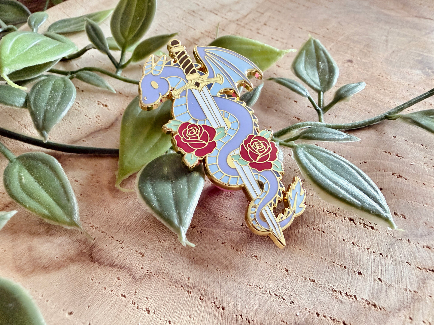 Drache & Schwert Emaille-Anstecker