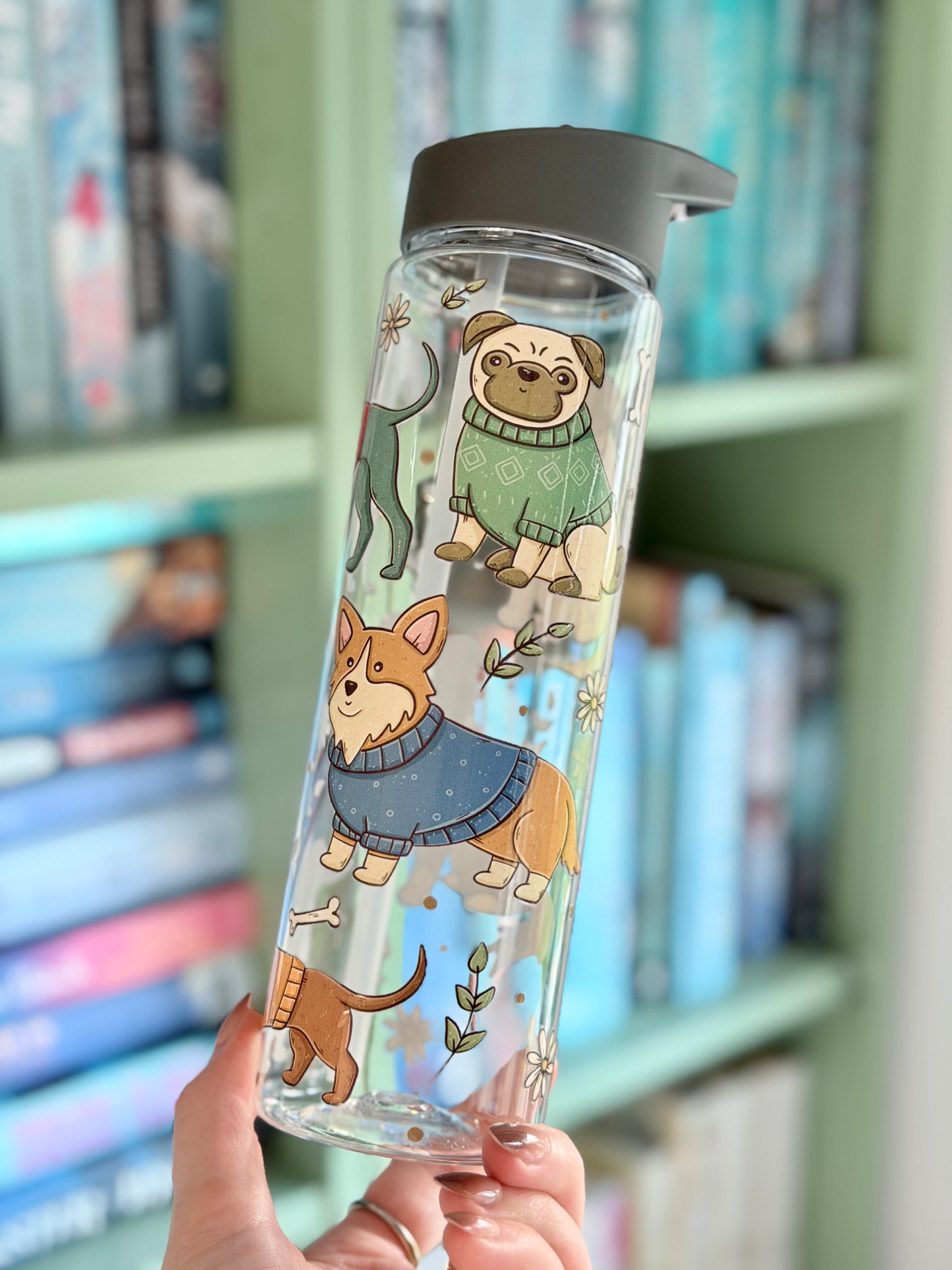 Hündchen in Pullovern Wasserflasche