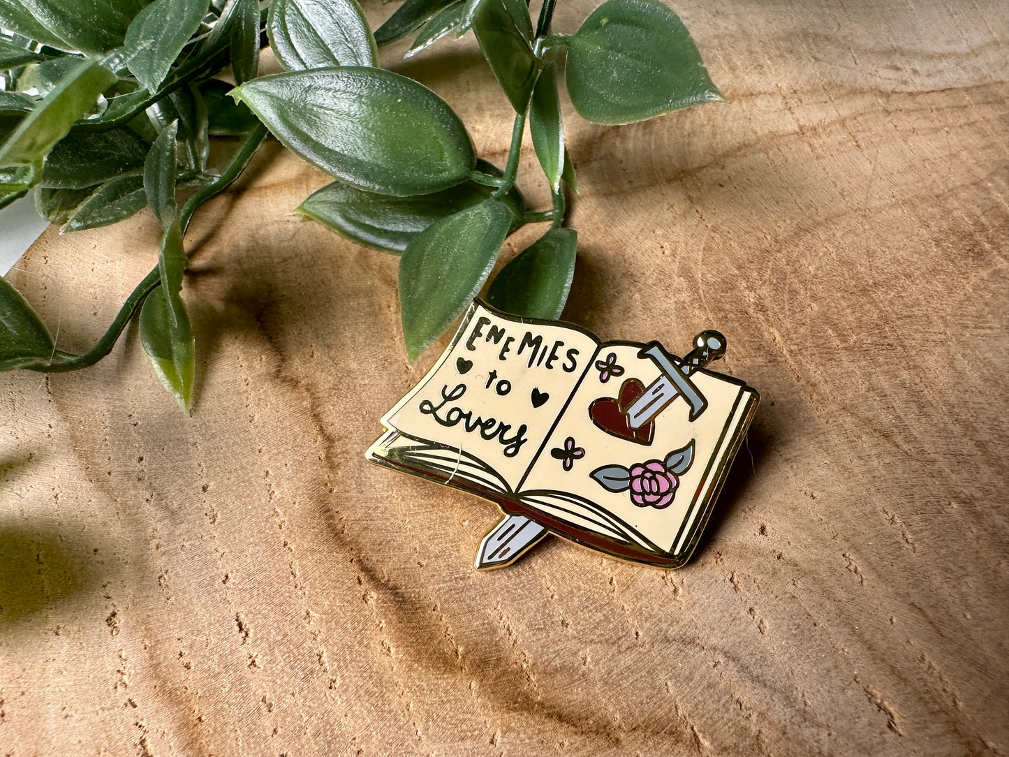 Enemies to Lovers Romance Trope Emaille-Anstecker