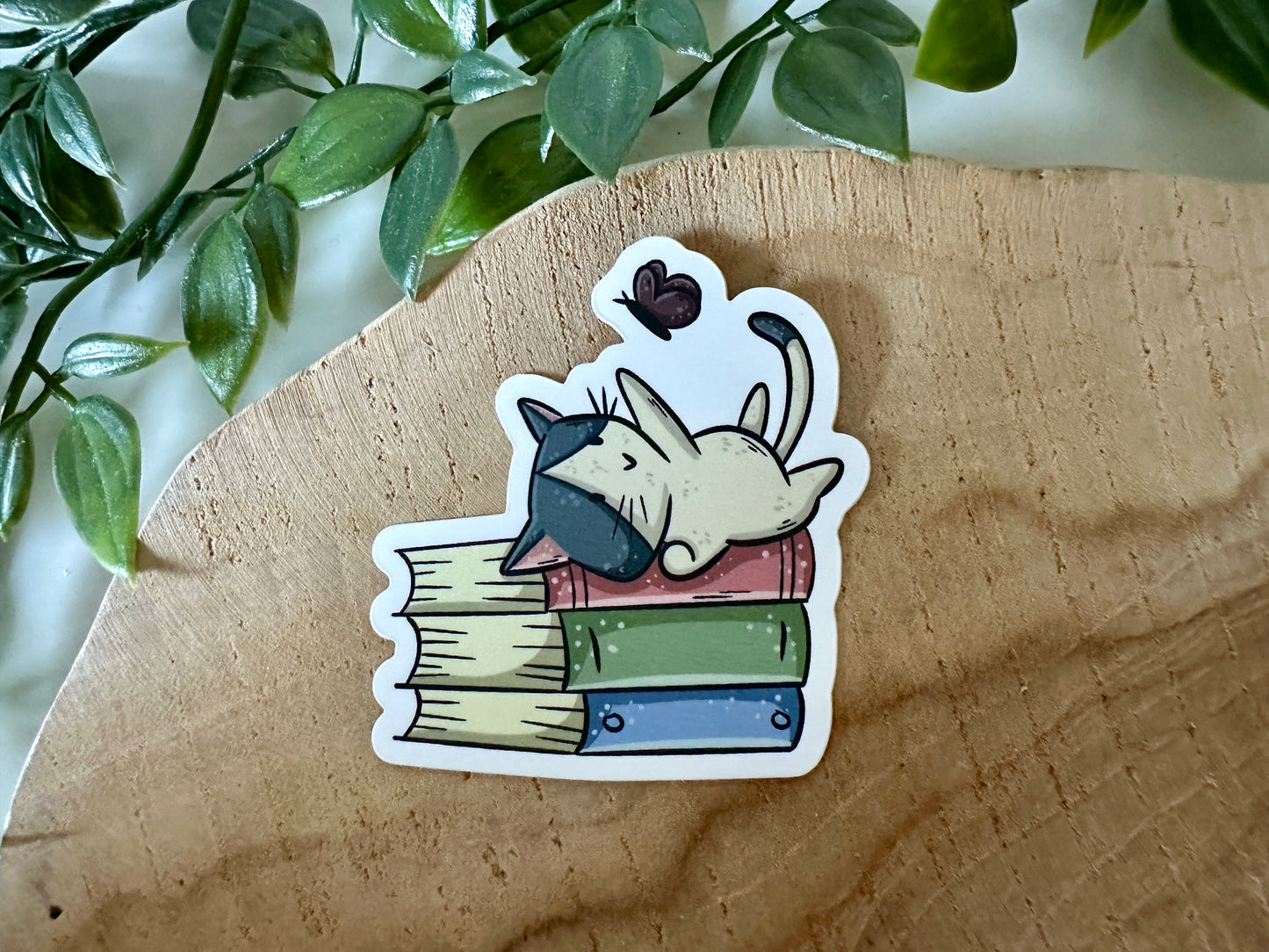 Katze mit Schmetterling Aufkleber