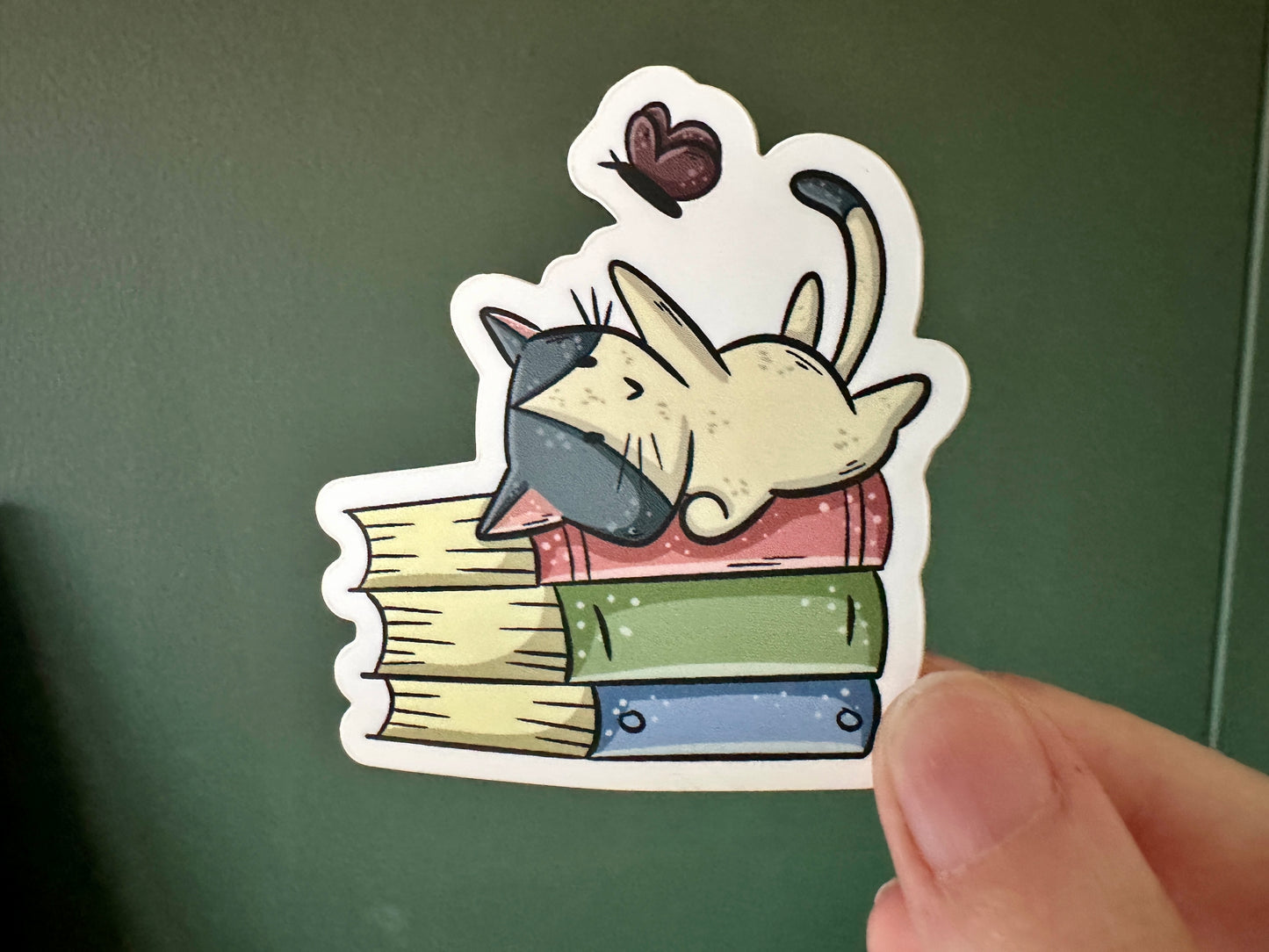 Katze mit Schmetterling Aufkleber