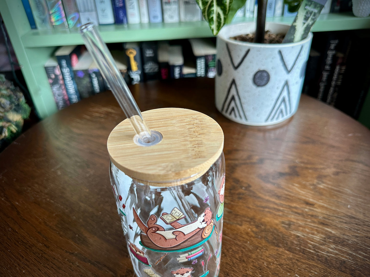 lesende Otter Glasbecher