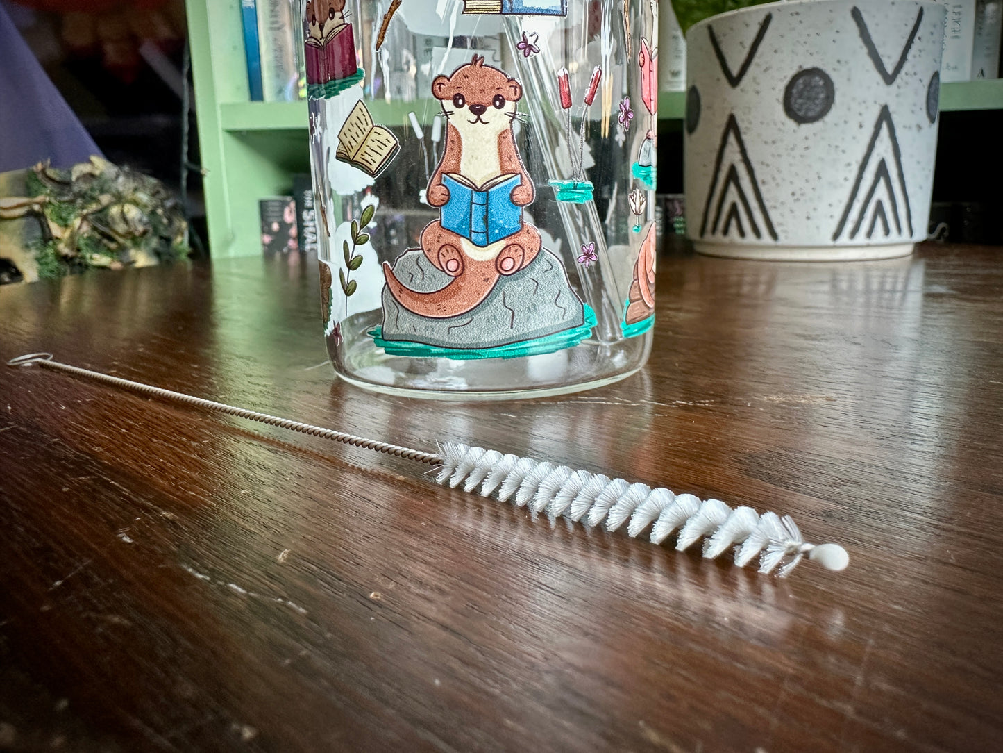lesende Otter Glasbecher
