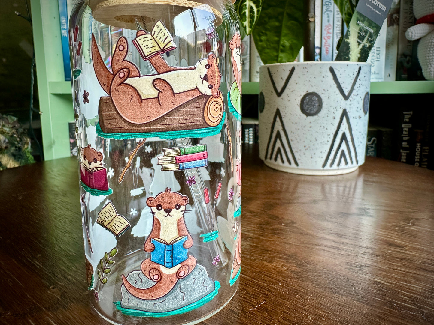 lesende Otter Glasbecher