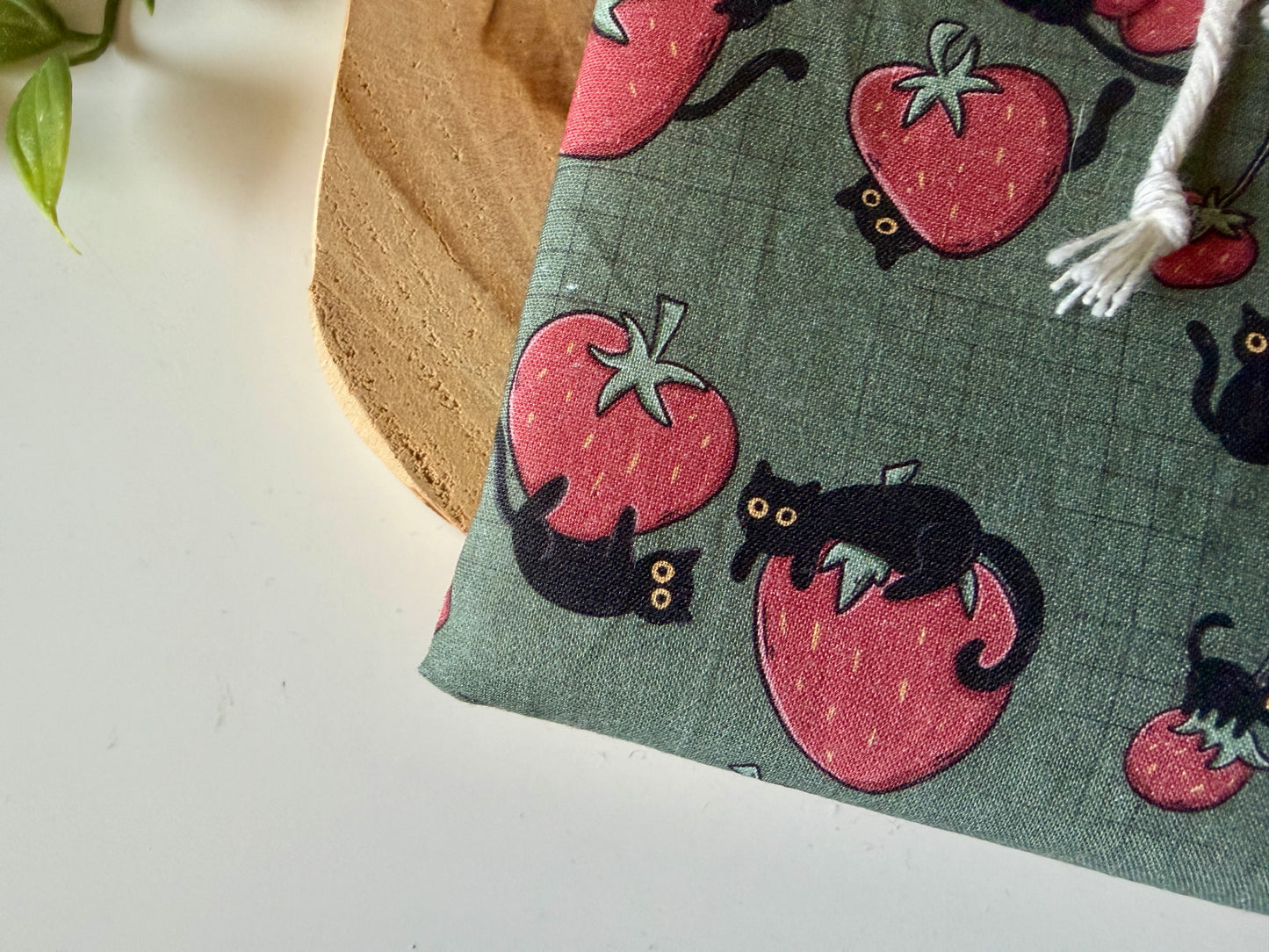 Black Cats & Strawberries E-Reader Hülle (Eigenes Design)