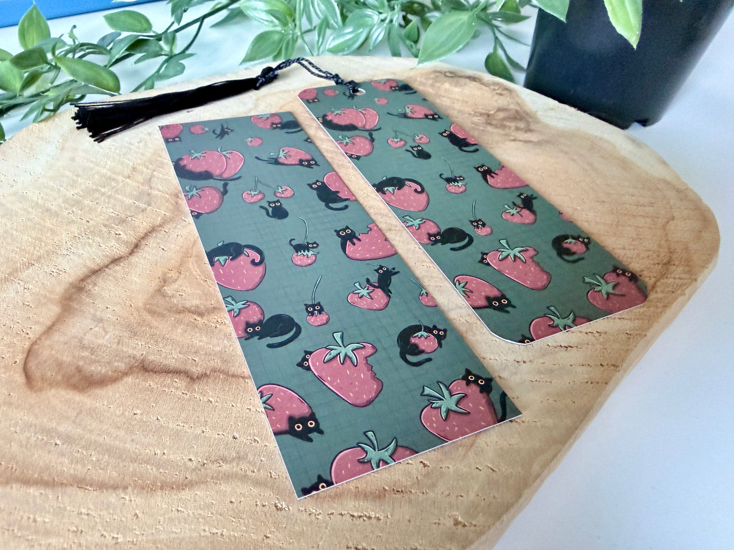 Black Cat & Strawberries Boekenlegger