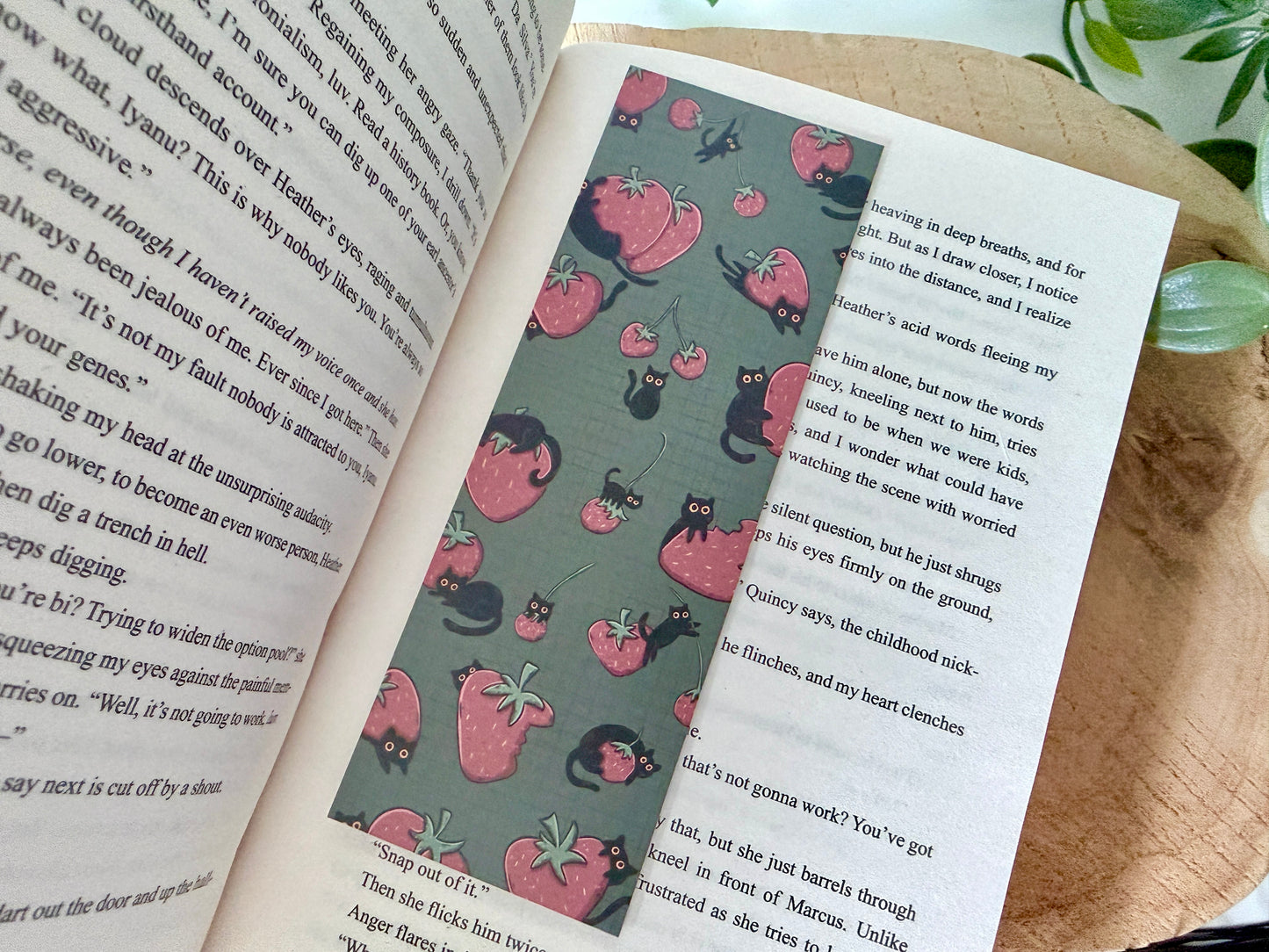 Black Cat & Strawberries Boekenlegger