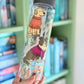 Hündchen in Pullovern Wasserflasche
