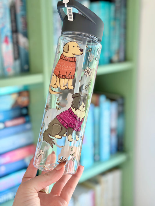 Hündchen in Pullovern Wasserflasche