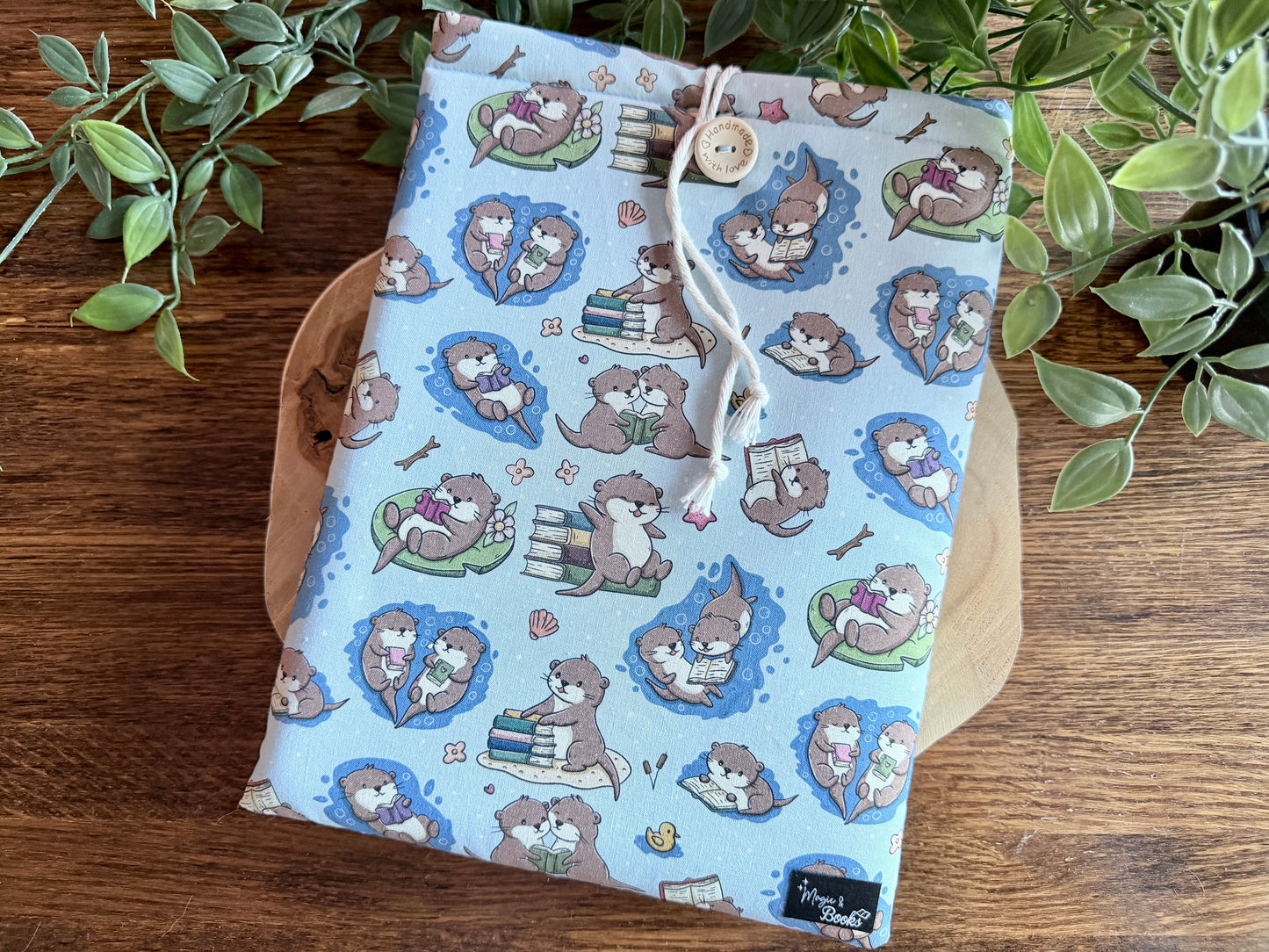 Playful Otters Buchhülle (Eigenes Design)
