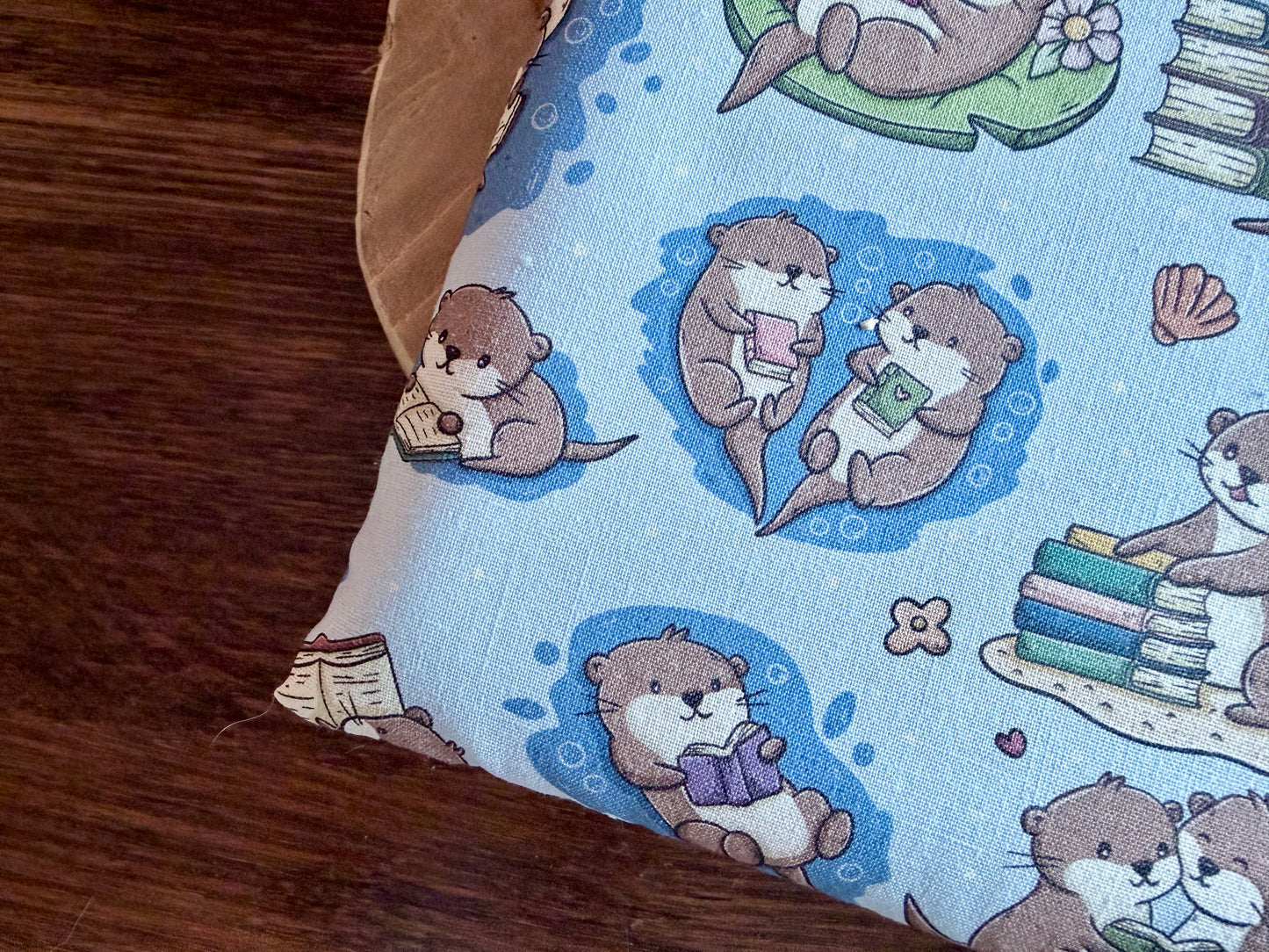 Playful Otters Buchhülle (Eigenes Design)