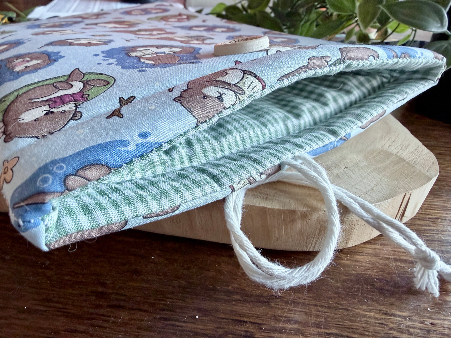Playful Otters Buchhülle (Eigenes Design)