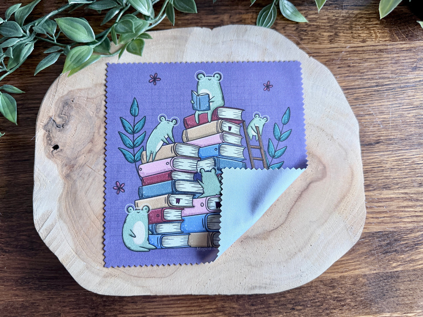 Froggie Book Stack Cleaning Cloth
