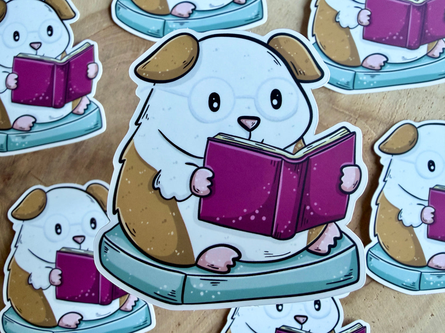 Autocollant découpé Reading Guinea Pig