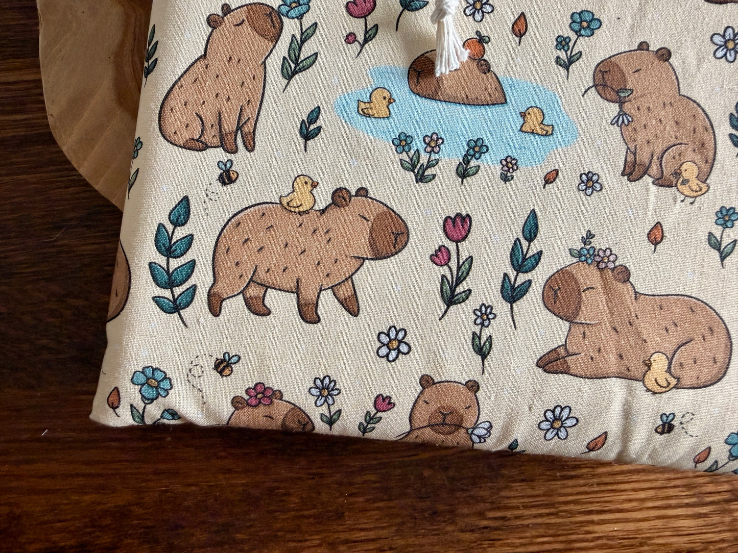 Capybara and Tiny Duck Buchhülle (Eigenes Design)