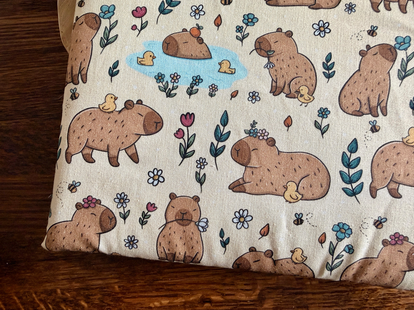 XL Capybara and Tiny Duck Booksleeve (Eigen Ontwerp)