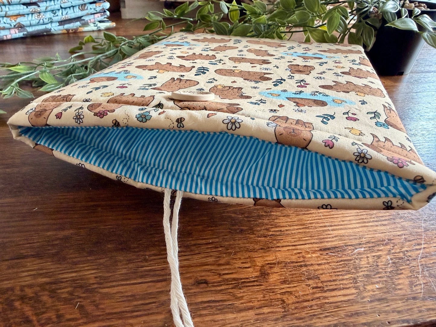XL Capybara and Tiny Duck Booksleeve (Eigen Ontwerp)