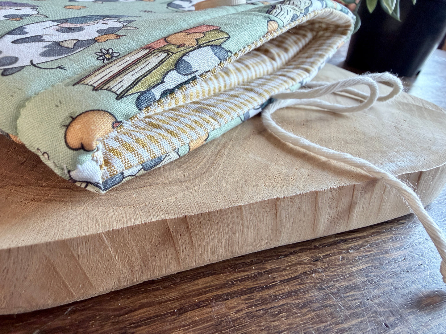 Cow and Baby Chickens Booksleeve (Eigen Ontwerp)