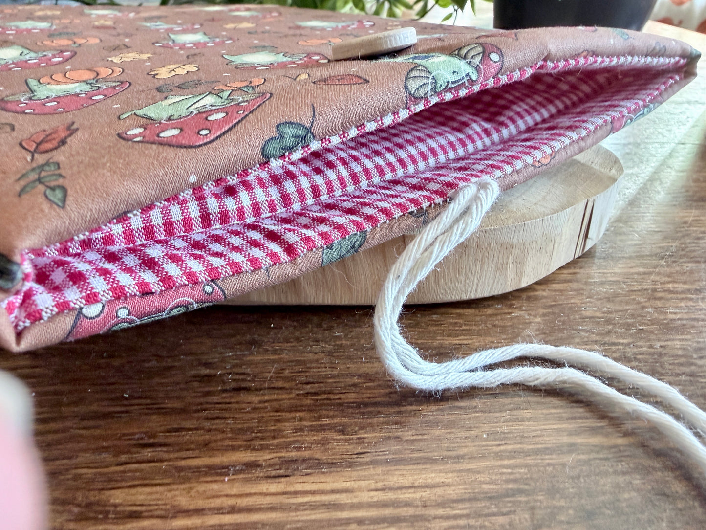 Mushroom Froggie Booksleeve (Eigen Ontwerp)