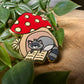 Raccoon and Mushroom broche en émail
