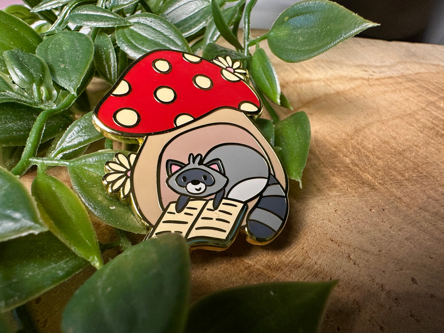 Raccoon and Mushroom broche en émail