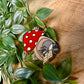 Raccoon and Mushroom broche en émail