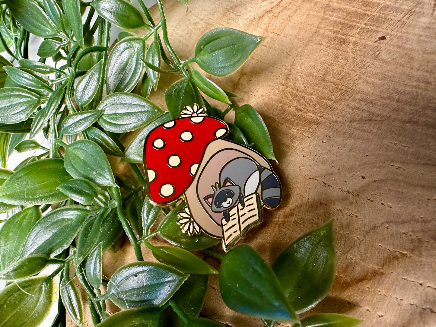 Raccoon and Mushroom broche en émail