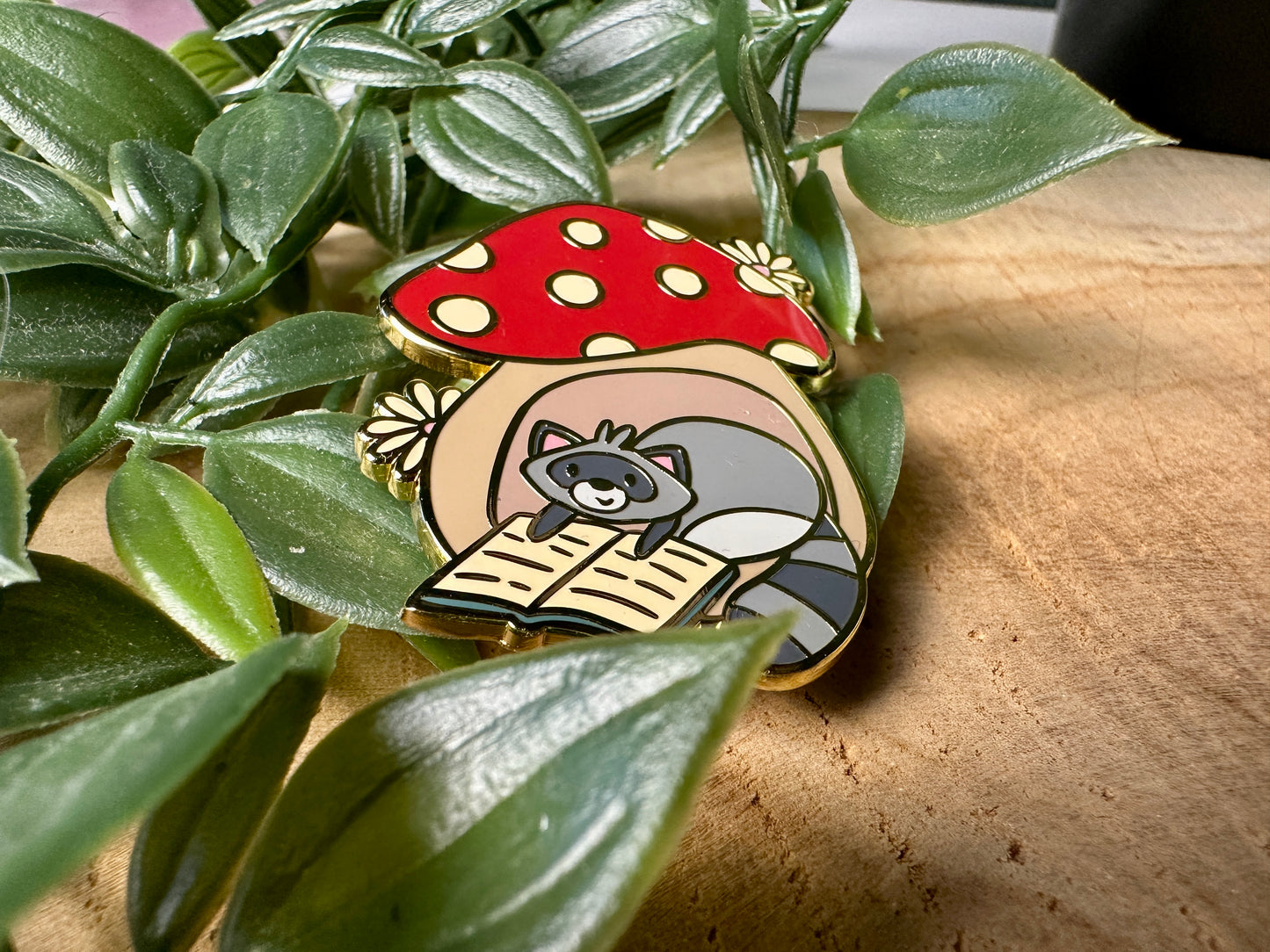 Raccoon and Mushroom broche en émail