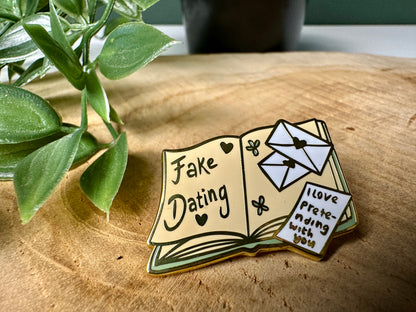 Fake Dating Romance Trope broche en émail