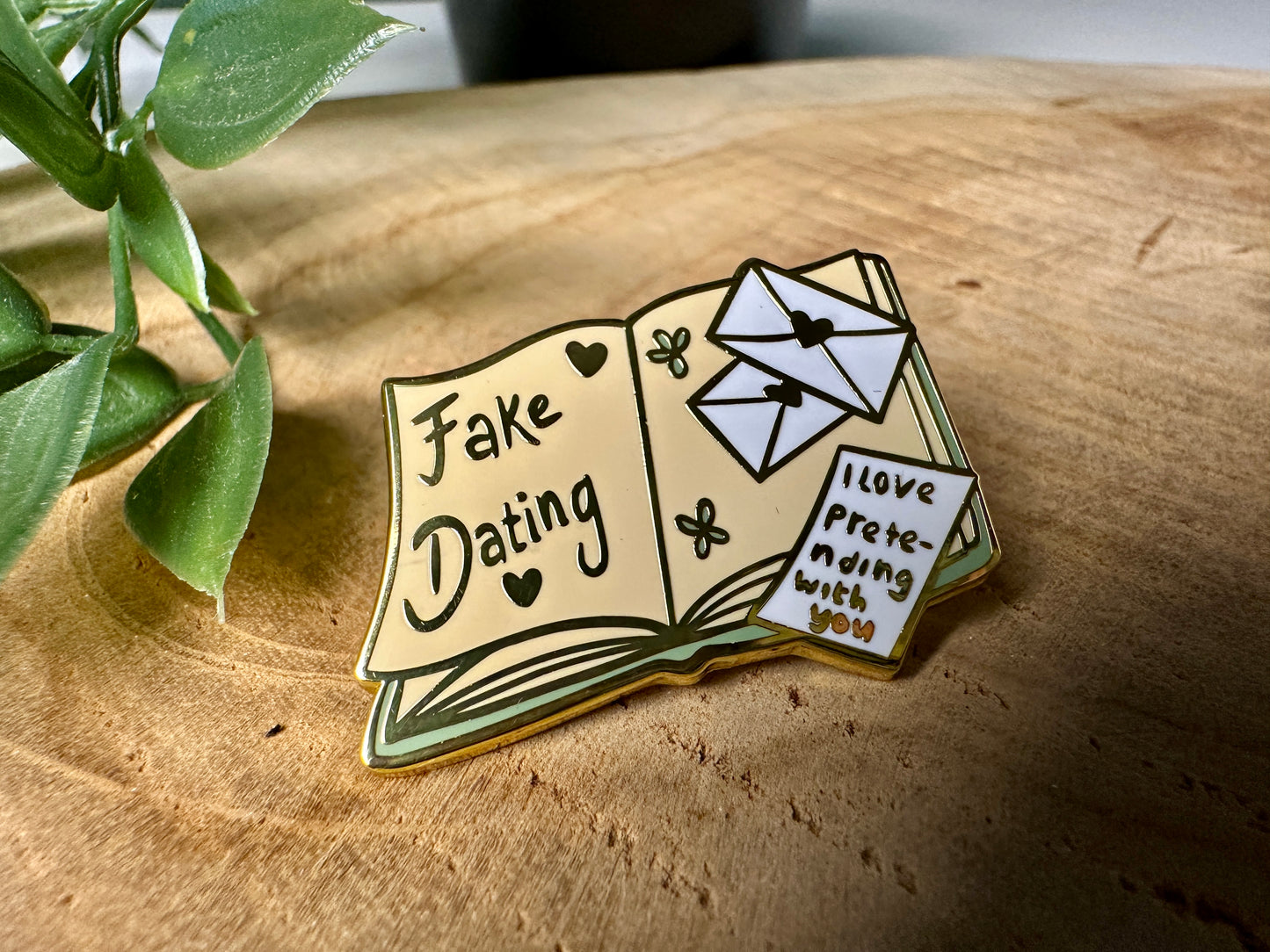 Fake Dating Romance Trope broche en émail