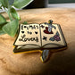 Enemies to Lovers Romance Trope broche en émail