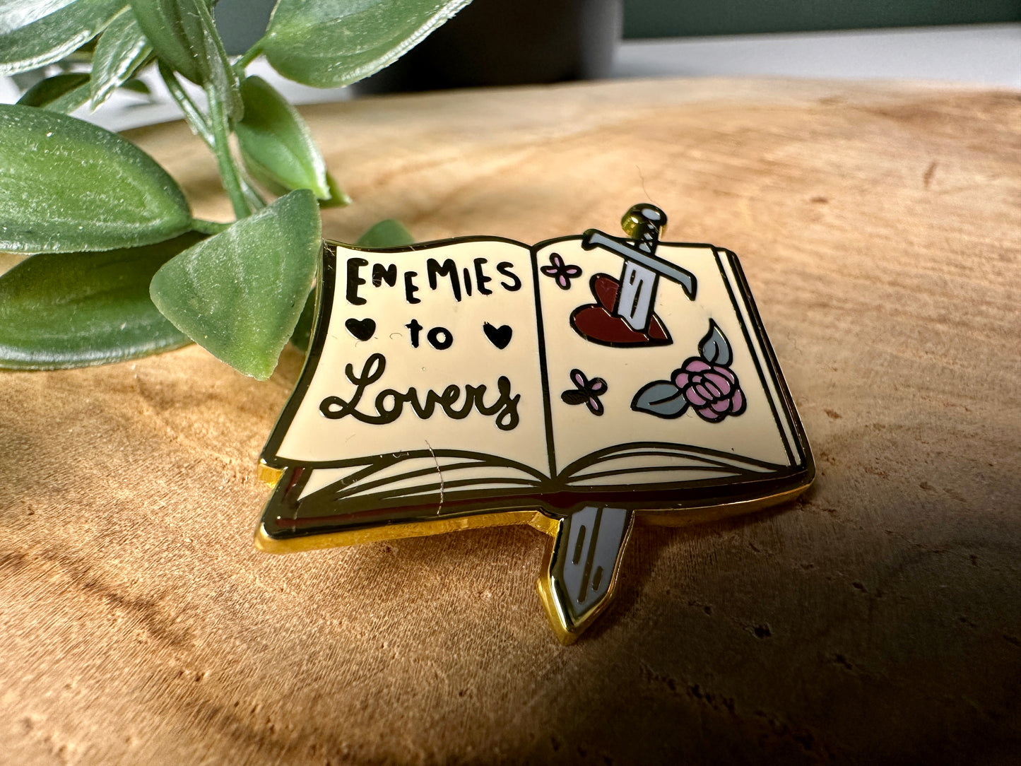 Enemies to Lovers Romance Trope broche en émail