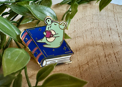 Froggie on Book Emaille-Anstecker