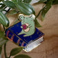 Froggie on Book Broche en Émail