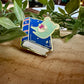 Froggie on Book Broche en Émail