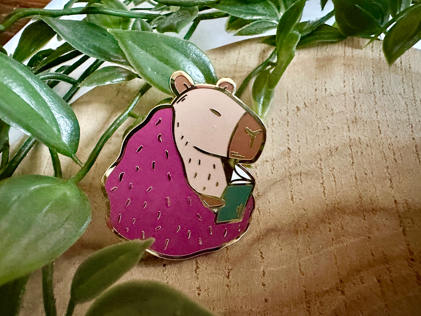 Cosy Capybara Emaille-Anstecker