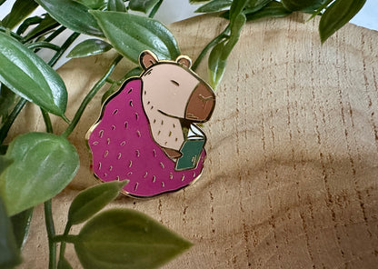 Cosy Capybara Emaille-Anstecker