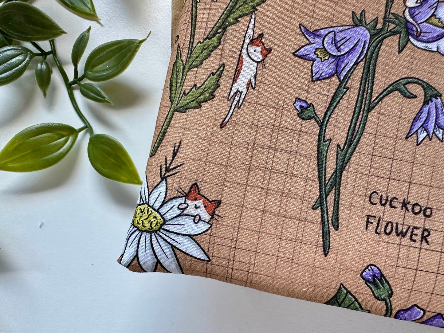 Katzenführer zu Wildblumen Buchhülle (Eigenes Design)