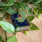 Froggie on Book Broche en Émail